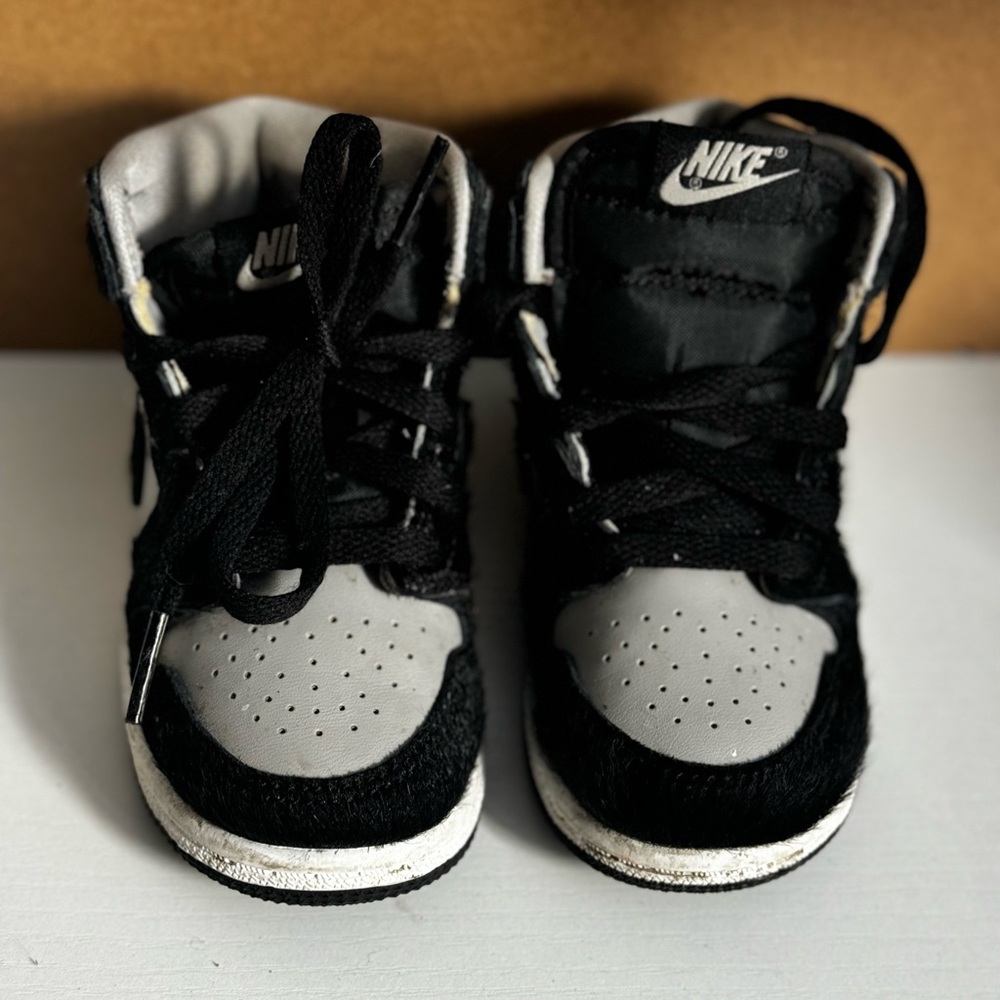Nike Kids Black and Gray Sneakers